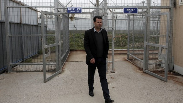 الناشط الفلسطيني البارز ورئيس اللجنة الشعبية في بلعين عبد الله أبو رحمة يصل محكمة عوفر العسكرية الإسرائيلية، بالقرب من مدينة رام الله بالضفة الغربية لمحاكمته في 23 فبراير عام 2015 AFP PHOTO / AHMAD GHARABLI