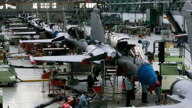 عملية صناعة طائرات رافال الفرنسية، 11 ابريل 2006 (JEAN-PIERRE MULLER / AFP)