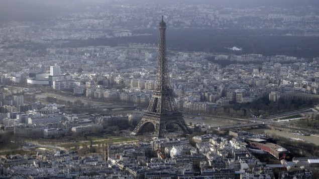 صورة توضيحية للتصوير من الطائرات المسيرة في باريس (KENZO TRIBOUILLARD / AFP)