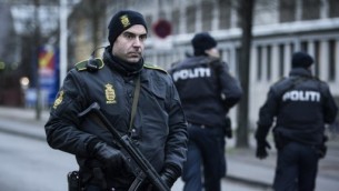 شرطي يراقب الشوارع بالقرب من محطة القطار في نوبيرو في كوبنهاغن، 15 فبراير 2015 (CLAUS BJORN LARSEN / AFP)