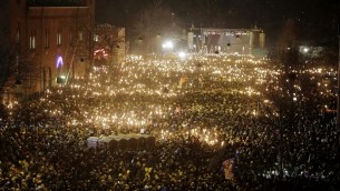 الحشود تحمل الشموع لذكرى ضحايا الهجوم في كوبنهاغن قبل ايام، 16 فبراير 2015 (ASGER LADEFOGED / SCANPIX DENMARK / AFP)