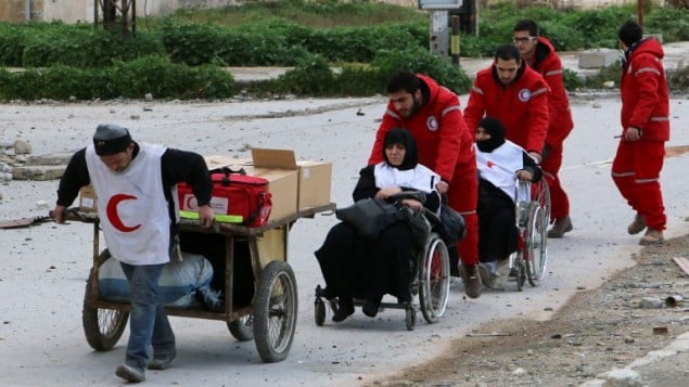 عاملو الهلال الأحمر ينقلون مصابين من مناطق المعارضة الى مناطق النظام في مدينة حلب السورية، 4 فبراير 2015 (BARAA AL-HALABI / AFP)