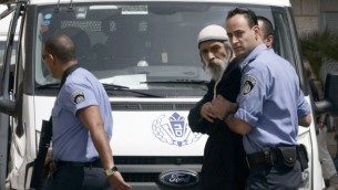 عوفر جمليئيل، بعد حكم عليه بالسجن لمدة 15 عاما في السجن  للتخطيط لتفجير قنبلة قرب مدرسة فلسطينية، يصل في مستشفى هداسا في القدس لزيارة ابنه الذي أصيب بجروح في هجوم ارهابي، 3 أبريل 2009  Uri Lenz/ FLASH90