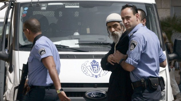 عوفر جمليئيل، بعد حكم عليه بالسجن لمدة 15 عاما في السجن  للتخطيط لتفجير قنبلة قرب مدرسة فلسطينية، يصل في مستشفى هداسا في القدس لزيارة ابنه الذي أصيب بجروح في هجوم ارهابي، 3 أبريل 2009  Uri Lenz/ FLASH90