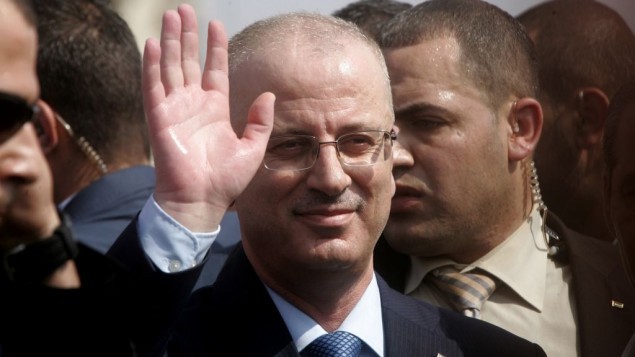 رئيس وزراء السلطة الفلسطينية رامي حمد الله  خلال زيارته لبيت حانون في شمال قطاع غزة، 9 أكتوبر 2014 (Abed Rahim Khatib/Flash90)