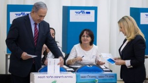 بنيامين نتنياهو وزوجته سارا يصوتان في الانتخابات التمهيدية لحزب الليكود، 31 ديسمبر 2014 (Miriam Alster/Flash90)