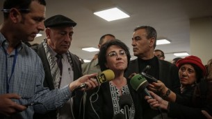 عضو البرلمان العربي الإسرائيلي حنين زعبي تتحدث الى الصحافة بعد ان شطبت لجنة الانتخابات المركزية في البرلمان الإسرائيلي ترشيحها الى الكنيست . 12 فبراير 2015.  Hadas Parush/FLASH90