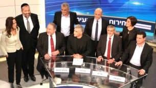 وزير الخارجية ورئيس إسرائيل بيتنا أفيغدور ليبرمان ، يائير لبيد ، ايلي يشاي ، أيمن عودة ، زهافا غال اون ، أرييه درعي ، نفتالي بينيت  موشيه كاهلون  ومذيعة الاخبار، يونيت ليفي 26 فبراير، 2015  (مقدمة من القناة الثانية)