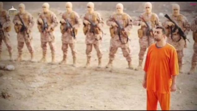 صورة شاشة من فيديو نشرته الدولة الاسلامية لحرق معاذ كساسبة حيا، الطيار الاردني (يوتوب)