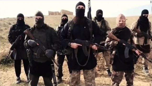 صورة شاشة من شريط فيديو نشرته الدولة الإسلامية بالفرنسية  قد يظهر مشتبه بالإرهاب الهارب الحياة بومدين (في الصف الأمامي يمين) YouTube/24/7 News online