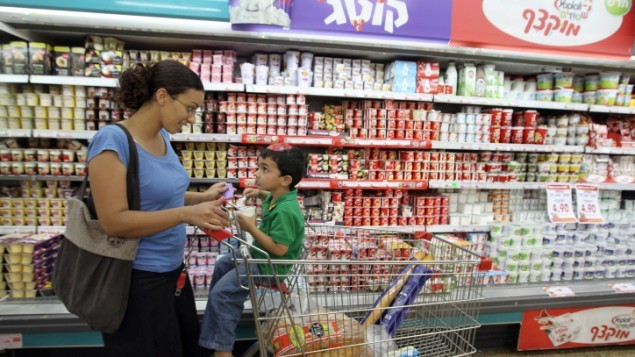 تعلن السلطة الفلسطينية عن مقاطعة جديدة للمنتجات الإسرائيلية، من ضمنها منتجات شتراوس (Nati Shohat/FLASH90) تعلن السلطة الفلسطينية عن مقاطعة جديدة للمنتجات الإسرائيلية، من ضمنها منتجات شتراوس (Nati Shohat/FLASH90)