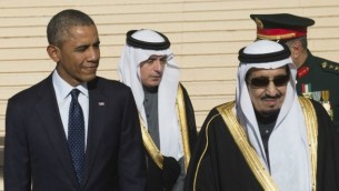 الرئيس الامريكي باراك اوباما مع الملك السعودي الجديد سلمان في مطار الرياض 27 يناير 2015 AFP/ SAUL LOEB