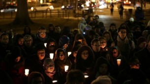 داعمو "مجلس العلاقات الأمريكية-الإسلامية" يحيون ذكرى ثلاثة الضحايا المسلمين في واشنطن، 12 فبراير 2015 ( Win McNamee/Getty Images/AFP)