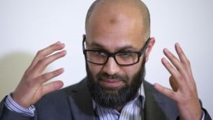 مدير الابحاث في منظمة "كايج"، عاصم قريشي، خلال مؤتمر صحفي في لندن، 26 فبراير 2015 (JUSTIN TALLIS / AFP)