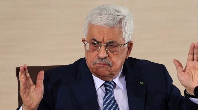 رئيس السلطة الفلسطينية محمود عباس متحدثا خلال مؤتمر صحافي عُقد في وزارة الخارجية في 23 ديسمبر، 2014، في الجزائر العاصمة. (AFP PHOTO / FAROUK BATICHE)