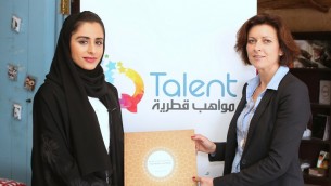 مريم السبيعي، مؤسسة شركة "كيو تالنت"، بجانب كارولين كاربانتييه، مؤلفة كتاب "قصص النجاحات في قطر - نساء ملهمات"، في متجر السبيعي، 23 فبراير 2015 (AFP PHOTO / AL-WATAN DOHA / KARIM JAAFAR)
