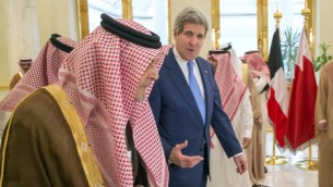 وزير الخارجية الأمريكي جون كيري مع وزير الخارجية السعودي سعود الفيصل بن عبد العزيز آل سعود خلال لقاء مع وزراء الخارجية الخليجيين في الرياض، 3 مارس 2015 (EVAN VUCCI / POOL / AFP)