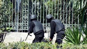 قوات الأمن التونيسية تقوم بتأمين المنطقة بعد قيام مسلحين بمهاجمة متحف باردو الشهير في العاصمة التونيسية في 18 مارس، 2015. (AFP/ FETHI BELAID)