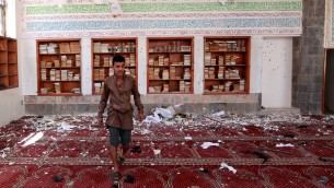 الاضرار التالية انفجار قنبلة في مسجد بدر في جنوب صنعاء 20 مارس 2015. حيث قتلت التفجيرات الانتحارية الثلاثية 80 شخصا على الاقل في المساجد في العاصمة اليمنية. AFP PHOTO / MOHAMMED HUWAIS