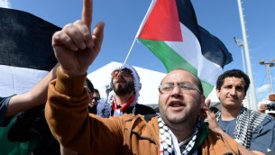 رجل فلسطيني يهتف امام علم فلسطين في المتدى الاجتماعي العالمي في تونس، 25 مارس 2015 (FADEL SENNA / AFP)