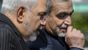 وزير الخارجية الايراني محمد جواد ظريف (L) يستمع لاحد موظفيه  بعد جلسة التفاوض على البرنامج للالنووي الإيراني في لوزان 27 آذار. AFP PHOTO / FABRICE COFFRINI