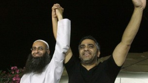 صورة تظهر فضل شاكر مع احمد الأسير في صيدا، 27 يوليو 2012 (AFP PHOTO/MAHMOUD ZAYYAT)