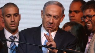 رئيس الوزراء الاسرائيلي بنيامين نتنياهو  عند خروج أرقام استطلاعات الرأي في الانتخابات البرلمانية في إسرائيل  17 مارس عام 2015 في مدينة تل أبيب  AFP PHOTO/MENAHEM KAHANA