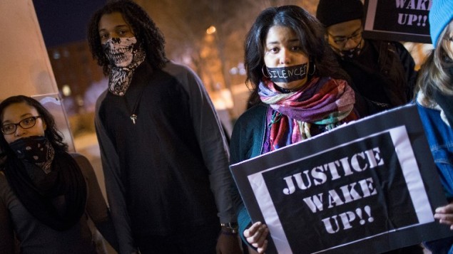 متظاهرون ضد العنصرية وعنف الشرطة في مدينة سانت لويس، 14 مارس 2015 (SCOTT OLSON / GETTY IMAGES/ AFP)