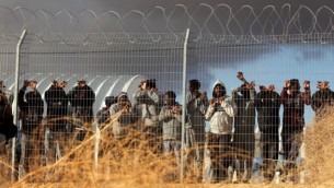 طالبي اللجوء يحتجون في مركز احتجاز حولوت في صحراء النقب الجنوبية في إسرائيل، 17 فبراير / شباط 2014. (Ilia Yefimovich/Getty Images)