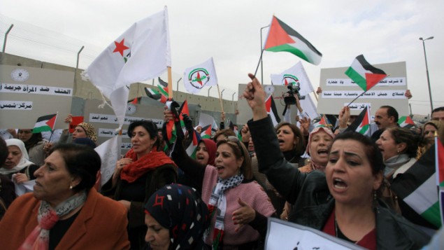 نساء فلسطينيات يحيون يوم المرأة العالمي بمظاهرة في حاجز قلنديا، 8 مارس 2015 ( Issam Rimawi/Flash90)