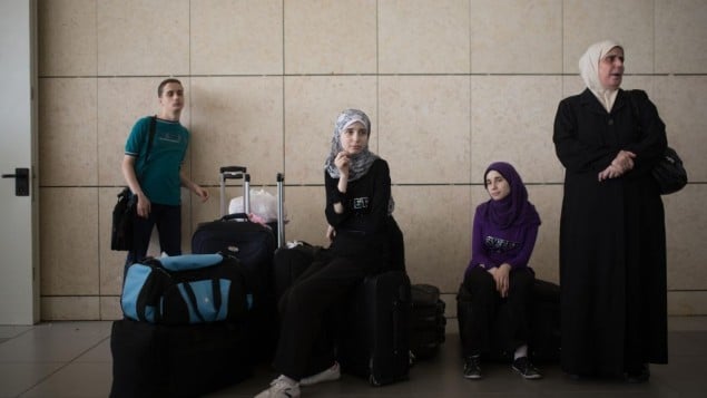 فلسطينيون ينتظرون في معبر إيريز بين غزة وإسرائيل، 13 يوليو، 2014. (Flash90)