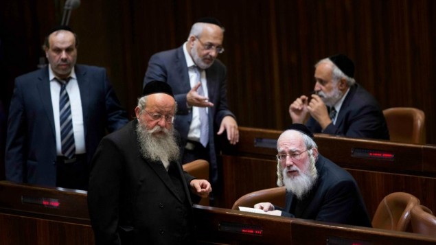 مشرعون من حزب التوراة اليهودية الموحدة خلال التصويت لحل الكنيست ال19، 8 ديسمبر 2014 (Yonatan Sindel/Flash90) مشرعون من حزب التوراة اليهودية الموحدة خلال التصويت لحل الكنيست ال19، 8 ديسمبر 2014 (Yonatan Sindel/Flash90)