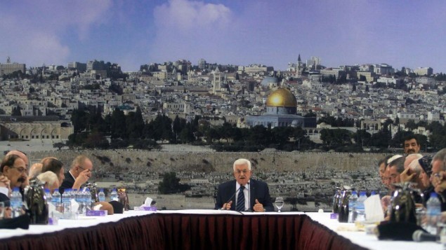 رئيس السلطة الفلسطينية محمود عباس يتكلم خلال اجتماع للقيادة الفلسطينية في رام الله لمناقشة توقيف التنسيق الأمني مع اسرائيل، 14 ديسمبر 2014 (FLASH90)