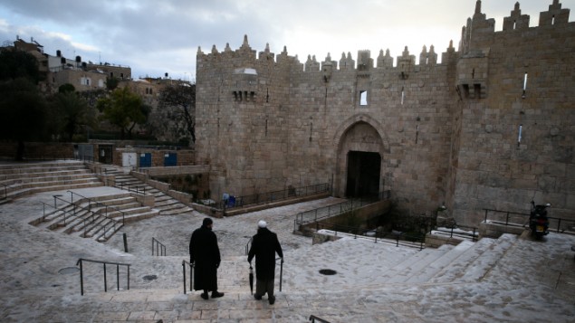تساقط الثلج بالقرب من باب العامود في البلدة القديمة في القدس، 8 يناير 2015 (Nati Shohat/FLASH90) تساقط الثلج بالقرب من باب العامود في البلدة القديمة في القدس، 8 يناير 2015 (Nati Shohat/FLASH90)