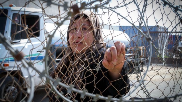 فلسطينيون ينتظرون الحصول على تصريح بالدخول إلى مصر في معبر رفح جنوبي قطاع غزة. (Abed Rahim Khatib/Flash90)