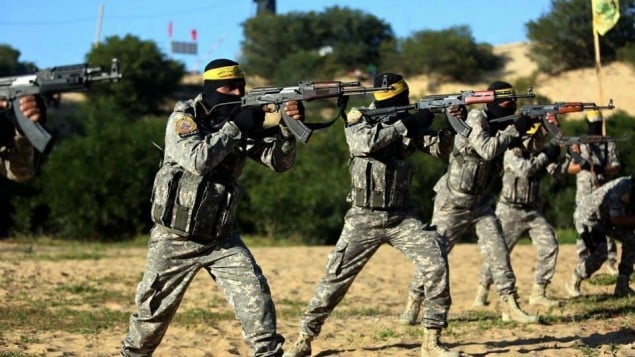 مقاتلون ملثمون من حركة فتح خلال تدريب عسكري في غزة، 6 مارس 2015 (Facebook)