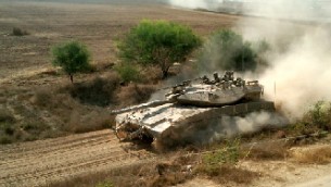 دبابة إسرائيلية تقوم بدورية على الحدود مع قطاع غزة في 2011. (Ilan Ben Zion/Times of Israel staff)