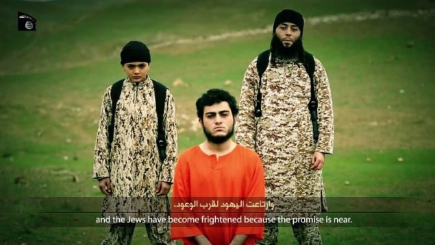 صورة شاشة لمحمد سعيد إسماعيل مسلم، عربي من القدس الشرقية المحتجز على يد الدولة الإسلامية بتهمة التجسس للموساد، تم اعدامه على يد الطفل في الصور في نهاية الفيديو الذي نشرته الدولة الاسلامية 10 مارس 2015