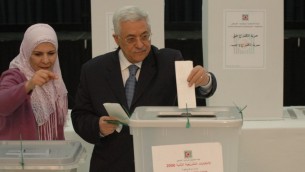 رئيس السلطة الفلسطينية محمود عباس يصوت في اخر انتخابات اجريت في السلطة الفلسطينية عام 2006 (Yossi Zamir/Flash90)