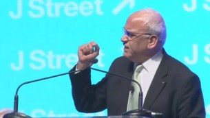 المفاوض الفلسطيني صائب عريقات يتحدث في مؤتمر "جاي ستريت" في واشنطن، 23 مارس 2015 (screen capture: YouTube)