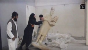 تدمير نشطاء الدولة الإسلامية للتماثيل في متحف الموصل (YouTube screen capture)