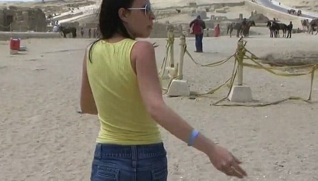 صورة شاشة من الفيلم الاباحي المزعزم الذي صوّر في اهرامات غيزا عام 1997 ونشر السنة الماضية عبر يوتوب