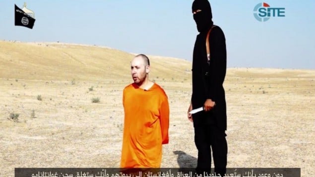 الجهادي جون بجانب الرهينة ستيفن سوتلوف بفيديو صدر في 2 سبتمبر 2014 (screen capture: SITE/Twitter)