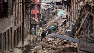 الحطام في سوارع نيبال بعد الزلزال المدمر، 28 ابريل 2015 (MENAHEM KAHANA / AFP)