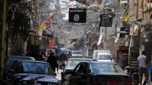 راية تنظيم الدولة الاسلامية في مخيم عين الحلوة للاجئين الفلسطينيين في لبنان، 16 مارس 2015 (JOSEPH EID / AFP)