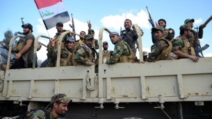 مقاتلون شيعيون يحتفلون داخل مدينة تكريت شمال العراق، 31 مارس 2015 (AFP PHOTO / STR)