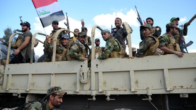 مقاتلون شيعيون يحتفلون داخل مدينة تكريت شمال العراق، 31 مارس 2015 (AFP PHOTO / STR)