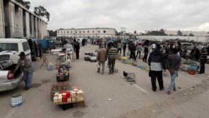 سوق في ساحة القصر السابق لمعمر القذافي في بنغازي، ليبيا، 1 ابريل 2015 (ABDULLAH DOMA / AFP)