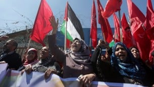 نساء فلسطينيات يهتفن خلال وقفة تضامنية مع مخيم اليرموك في مدينة غزة، 6 ابريل 2015 (MAHMUD HAMS / AFP)