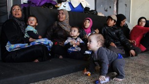 لاجئون فلسطينيون فروا من مخيم اليرموك داخل مدرسة في العاصمة دمشق، 6 ابريل 2015 (YOUSSEF KARWASHAN / AFP)